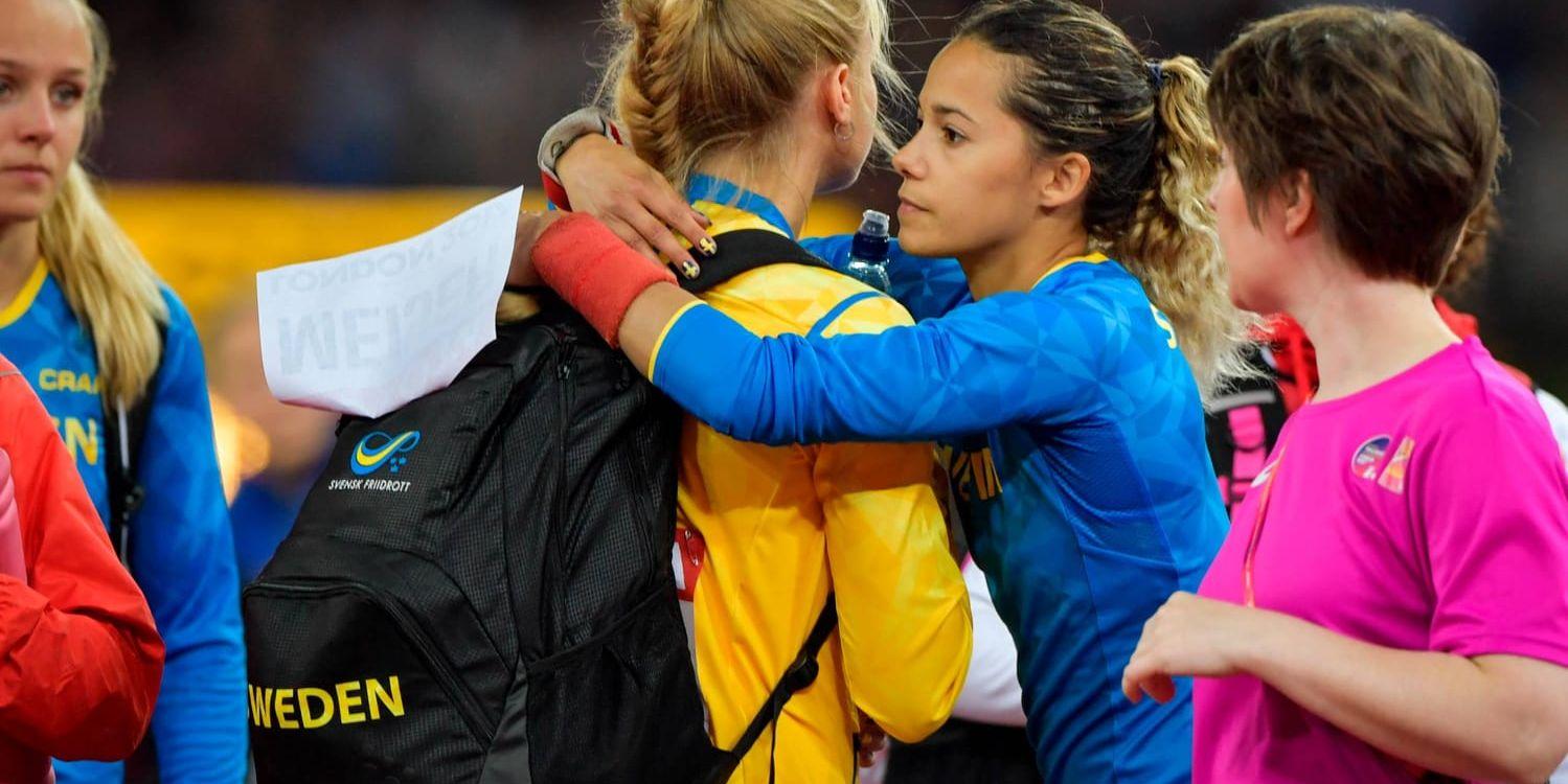 Angelica Bengtsson (th) tröstar Michaela Meijer efter stavhoppskvalet under friidrotts-VM i Londons Olympiastadion.