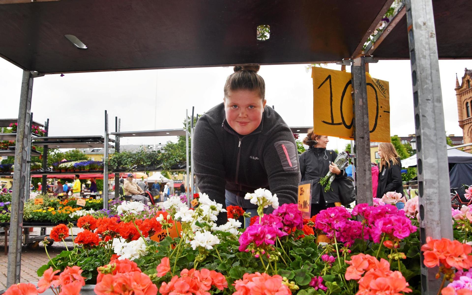 Det är populärt att köpa blommor på torget enligt Paulina Änggren.