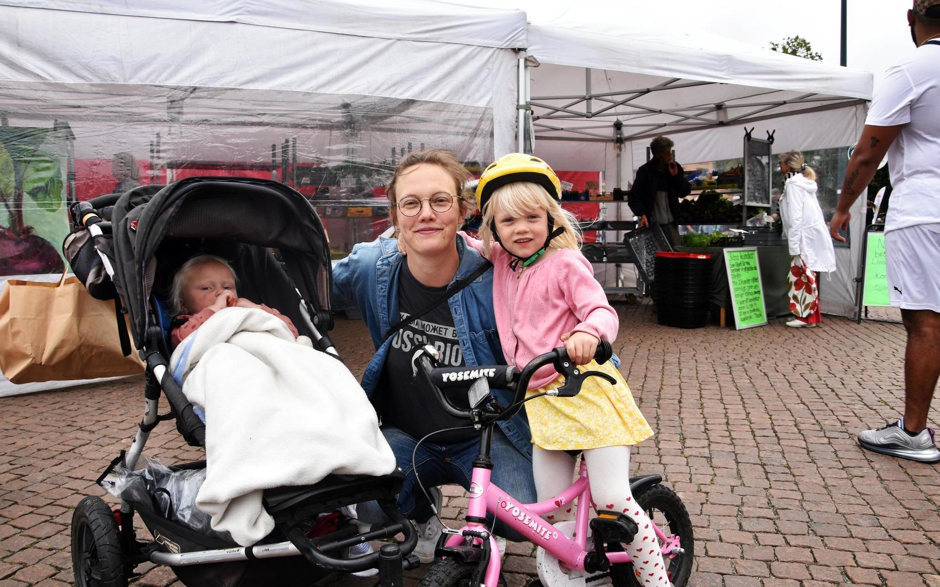Ellen Borg med barnen Vera och Edith (som sitter i vagnen) är på torget för att köpa grönsaker. 