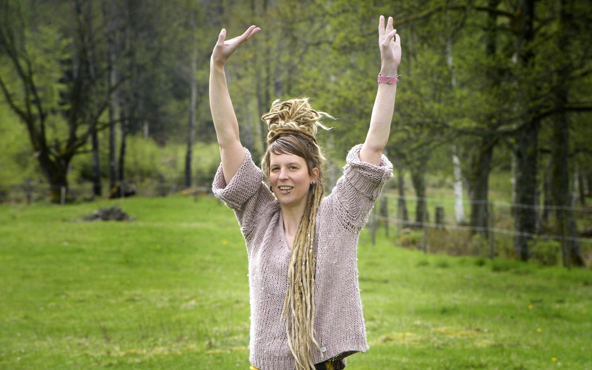 Yogainstruktör Lina Bäcklin har hållit i ett par yogapass utomhus tidigare, men aldrig i en alpackahage: ”Det är härligt att få kontakt med gräset istället för ett golv, och att få kolla upp i himlen istället för en takfläkt”.