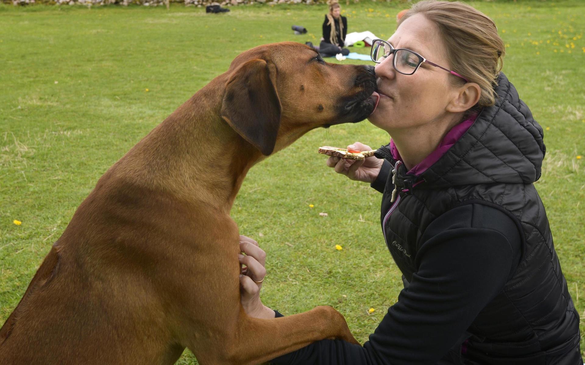 Sara Anderssons hundvalp var lite för sprallig för att vara med på yogan, men fick komma ut när det var dags för fika. 