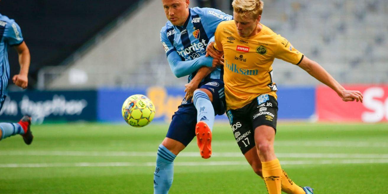 Djurgårdens Fredrik Ulvestad håller fast Per Frick i Elfsborg. Det blev delad pott, 2–2, i söndagens allsvenska drabbning lagen emellan.