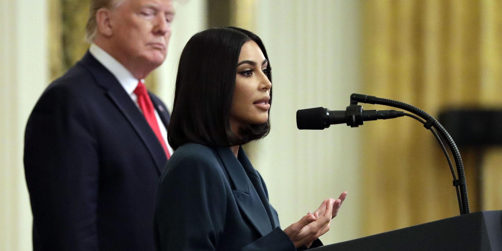 President Donald Trump lyssnar på Kim Kardashian West, som vill se förändringar i det amerikanska rättssystemet, i juni. 