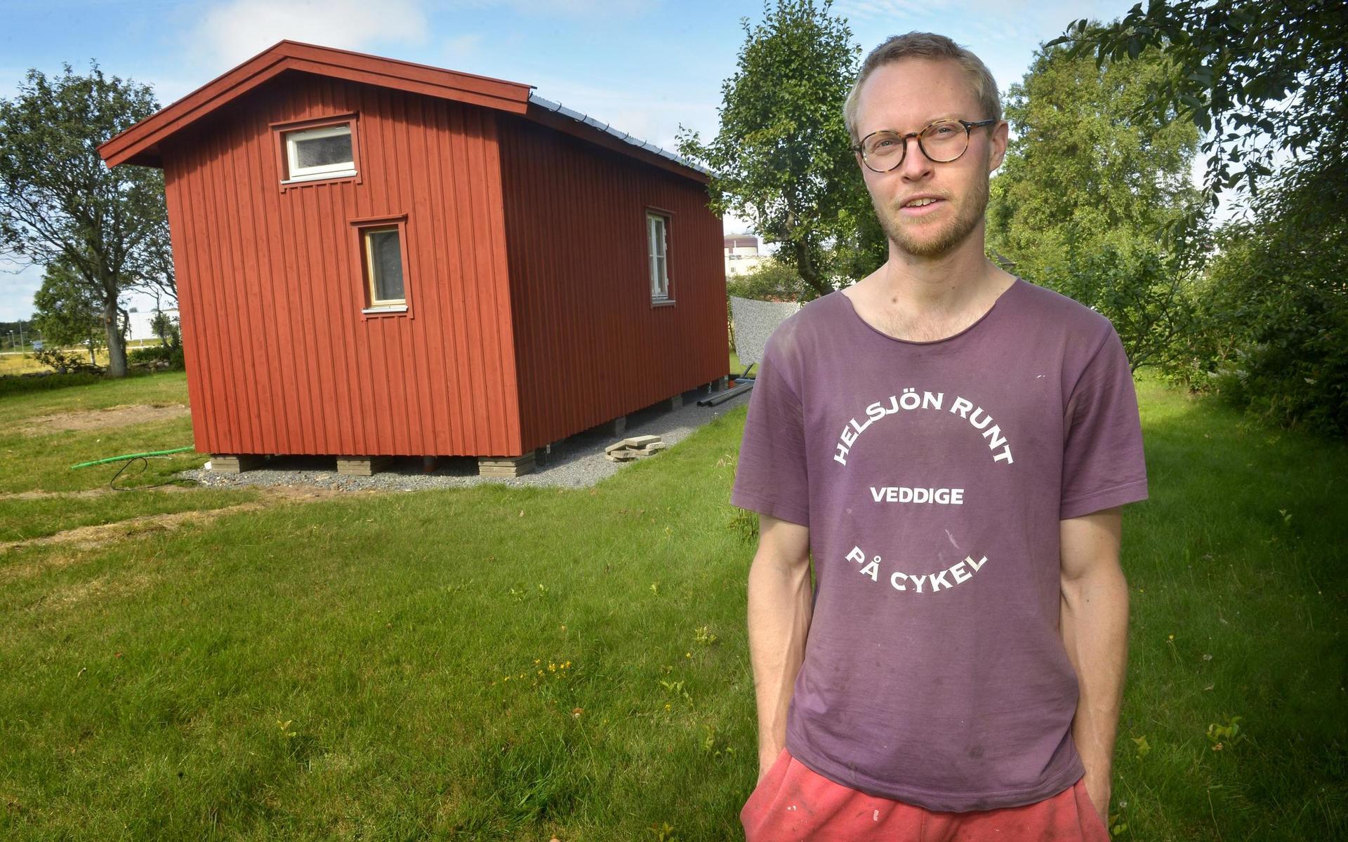 På mormors gata. Inte riktigt men nästan. Linus Källgård flyttar till ett attefallshus som han och sambon Sofia Haby håller på att ställa i ordning på Linus mormors barndomsgård i Väröbacka.