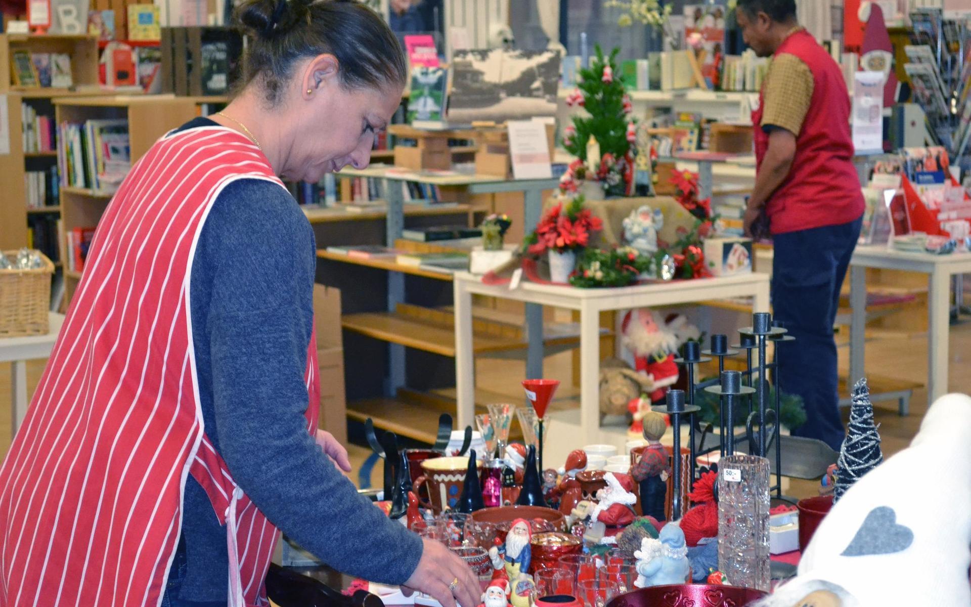 Juldekorationer lockar vanligen mycket folk till Röda Korsets butik. Här ordnar Cyme Kabashi bland tomtarna.