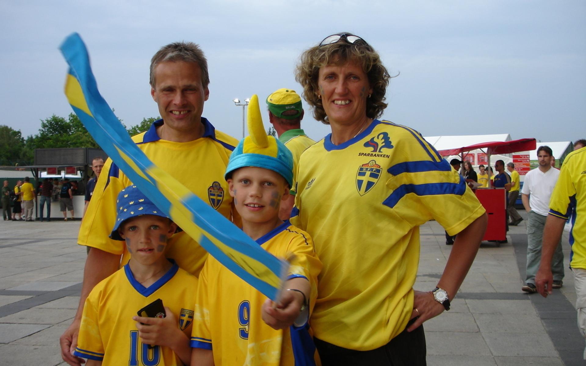 Hela familjen Karlsson/Albrektsson reste till fotbolls-VM 2006. Om en liten stund ska Sverige spela mot Paraguay på Olympiastadion. Förutom Mikael och Marie syns barnen Pontus och Jesper, numera aktiva i Grimetons A-lag. 