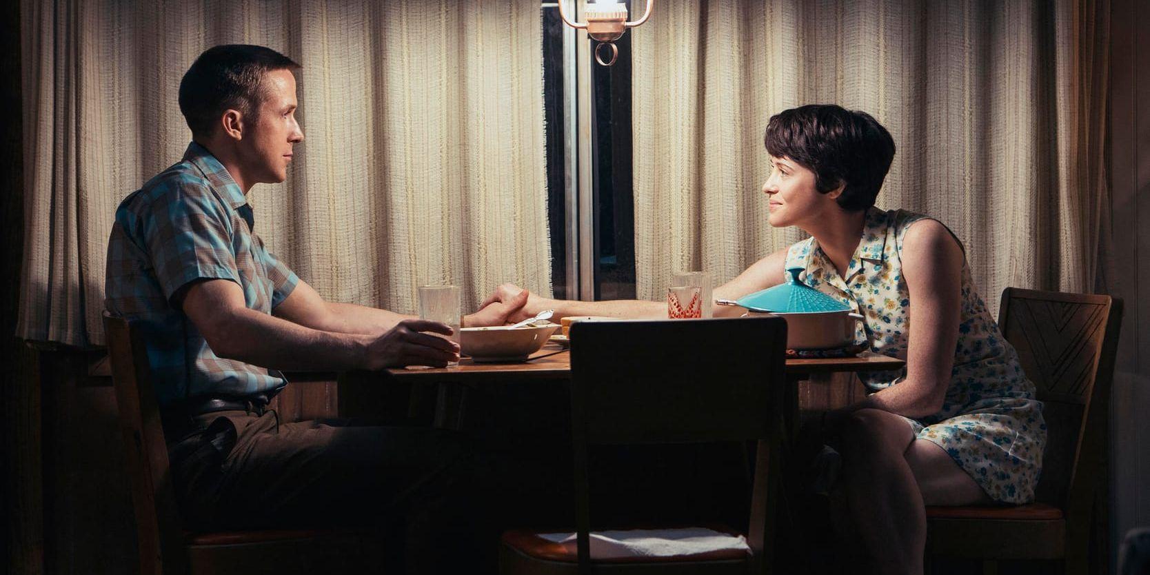 Neil (Ryan Gosling) och Janet (Claire Foy) Armstrong försöker leva ett normalt familjeliv i "First man". Pressbild.