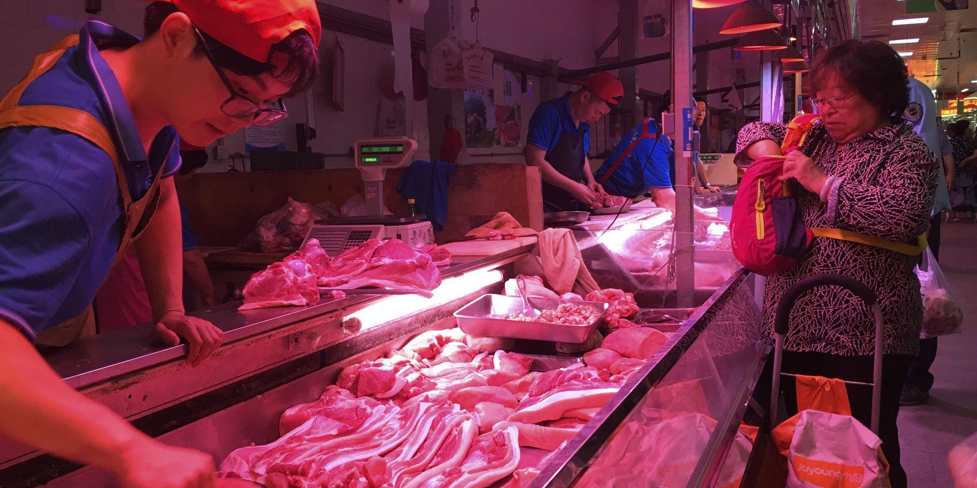 En fläskhandlare på en köttmarknad i Peking.