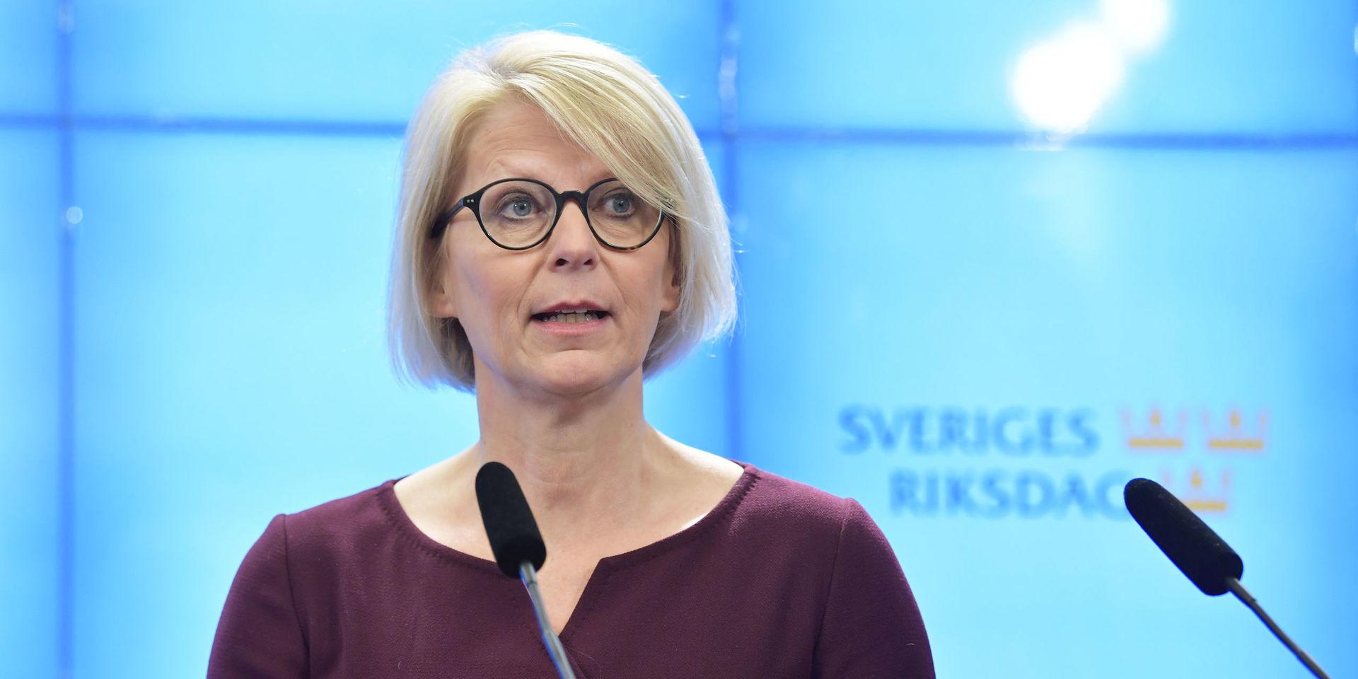 Moderaternas ekonomisk-politiska talesperson Elisabeth Svantesson vill ge lönetillägg till vårdpersonalen som bekämpar coronaviruset. Arkivbild.