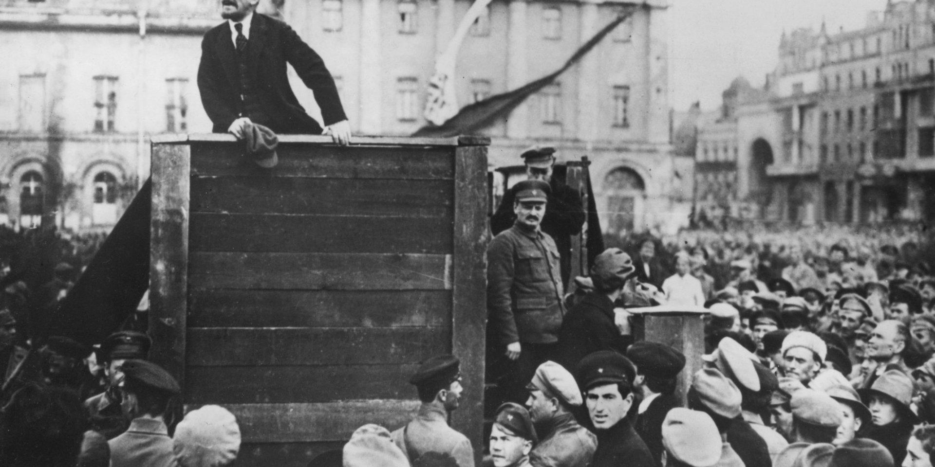Bemöt kritiken på ett sakligt sätt och förklara i stället för oss som inte förstår Lenins storhet. På bilden talar Lenin till trupperna från ett podium framför Bolsjojteatern i Moskva i Ryssland den 5 maj 1920.