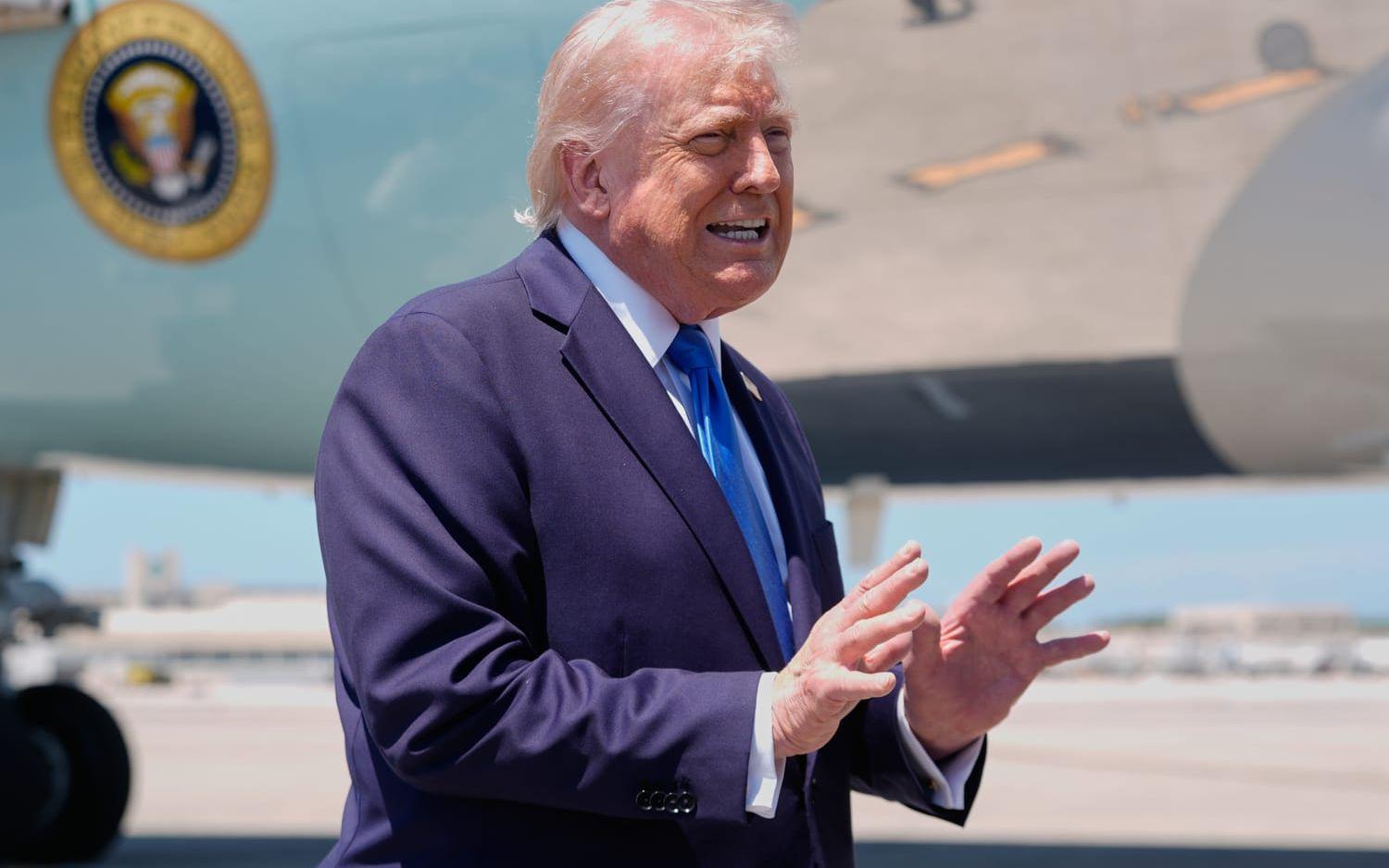 President Donald Trump pratar med reportrar på lördagen.