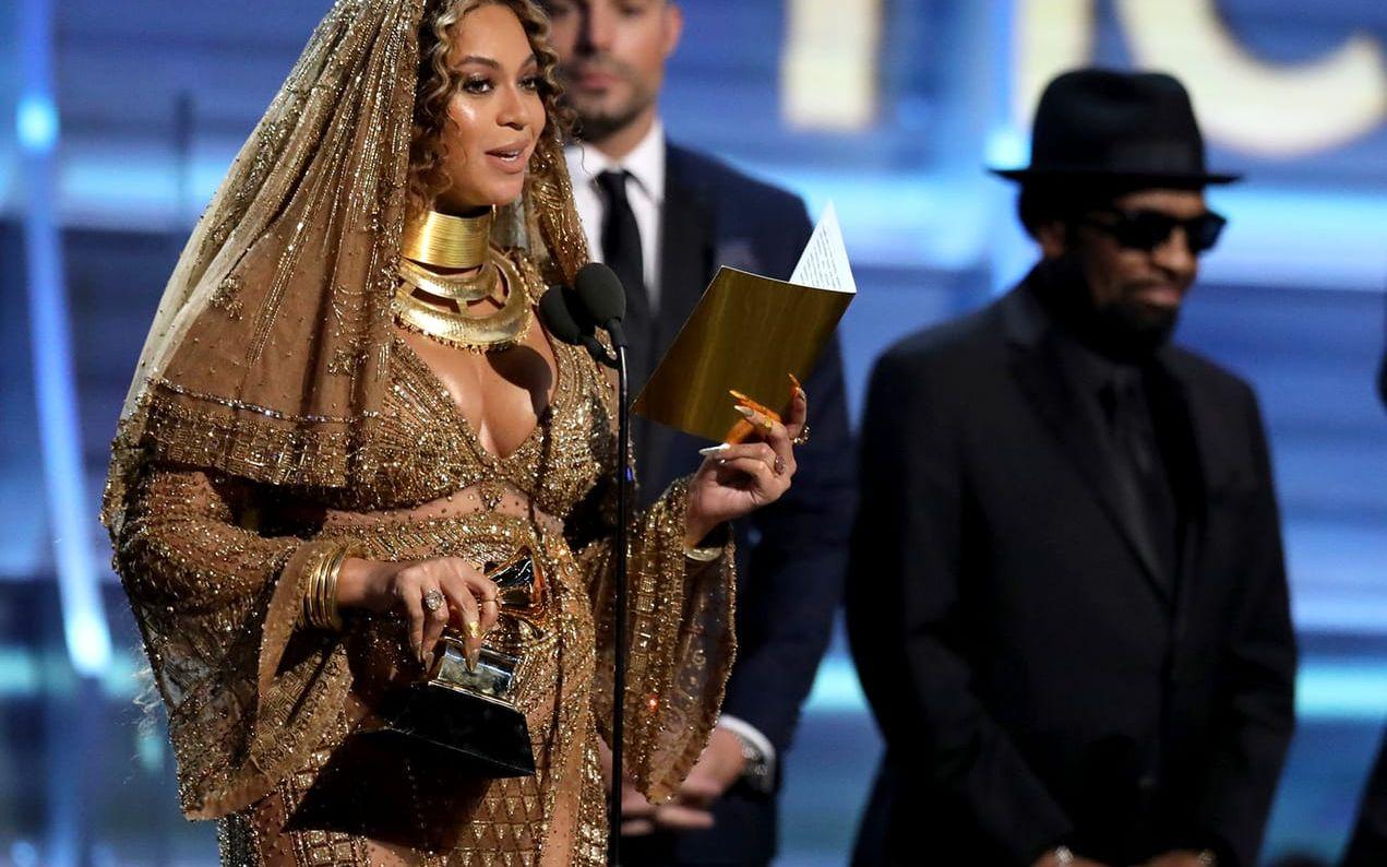 Beyoncé tar emot priset för "best urban contemporary album" för "Lemonade". FOTO: Matt Sayles/Invision/AP/TT