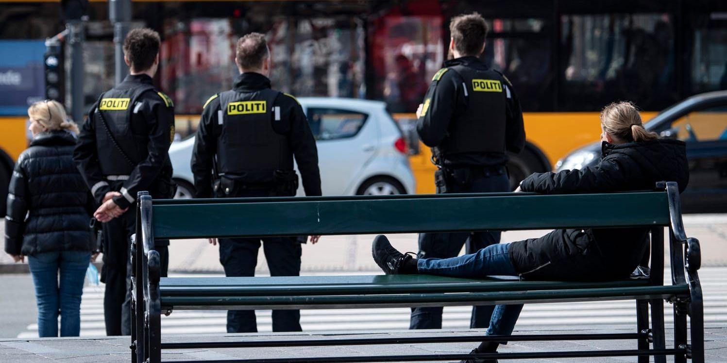 Tre poliser håller koll på trafiken vid Rådhusplatsen i centrala Köpenhamn. Arkivbild.