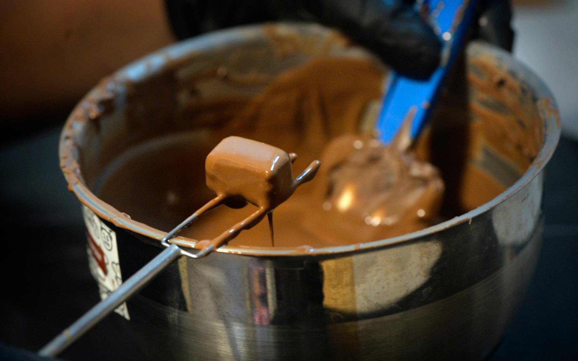 Det är ett visst tidsfönster som öppnas när chokladen har rätt temperatur för att doppas i. Sara, som har vanan inne, kan doppa uppemot 100 praliner innan chokladen hinner tjockna.