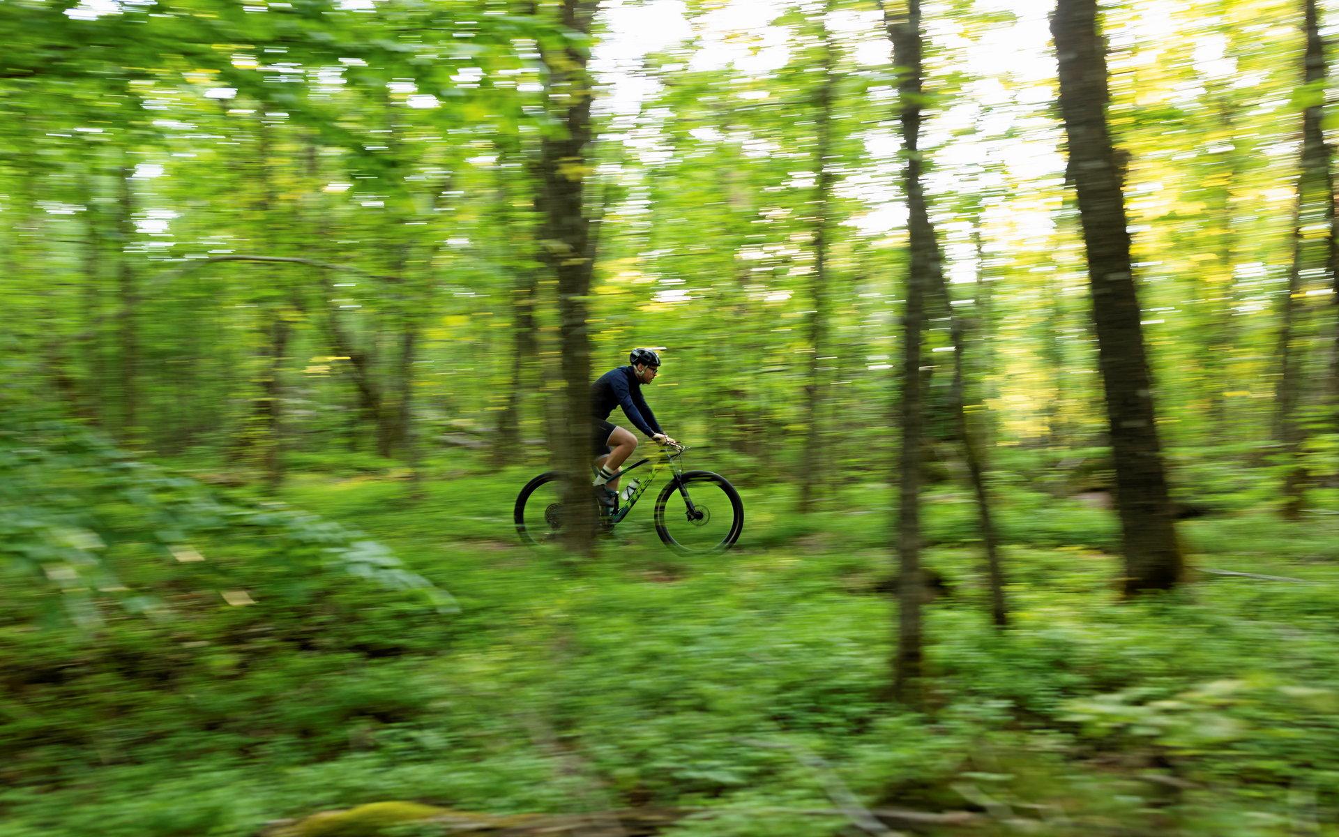 Johan cyklar både på landsväg och i skogen. 