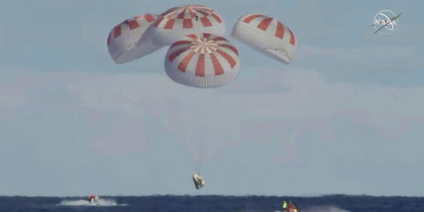 Den obemannade rymdkapseln Dragon slog planenligt ner i Atlanten utanför Floridas kust.
