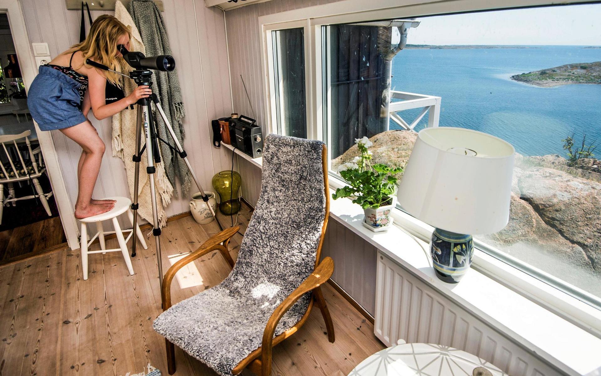 Storstugan, som Ernst Kirchsteiger gjorde om 2008, har stora panoramafönster mot havet. Och med en kikare ser man extra långt… 