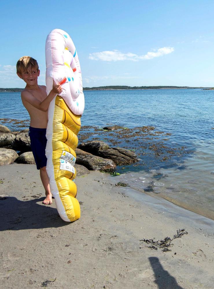 Ivan låter meddela att badet och att kliva och klättra bland klipporna är ett par av de bästa grejerna med sommarstället i Väröbacka. 