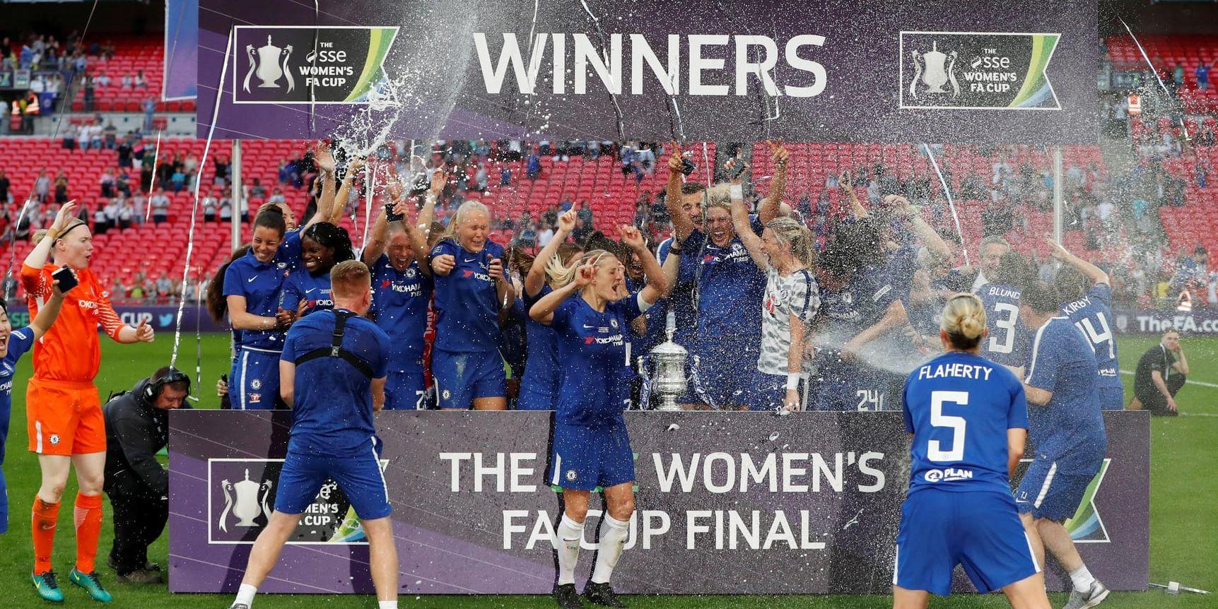 Chelsea, bland andra svensktrion Hedvig Lindahl, Magdalena Eriksson och Jonna Andersson, firar FA-cuptiteln efter 3–1-seger i finalen mot Arsenal.