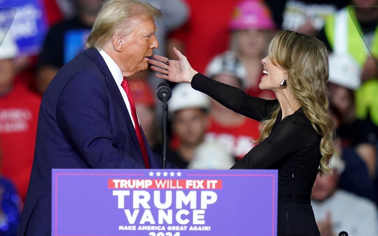 Dåvarande presidentkandidaten Donald Trump omfamnar programledaren Megyn Kelly vid ett framträdande i Pittsburgh i Pennsylvania kort före valet i november 2024.