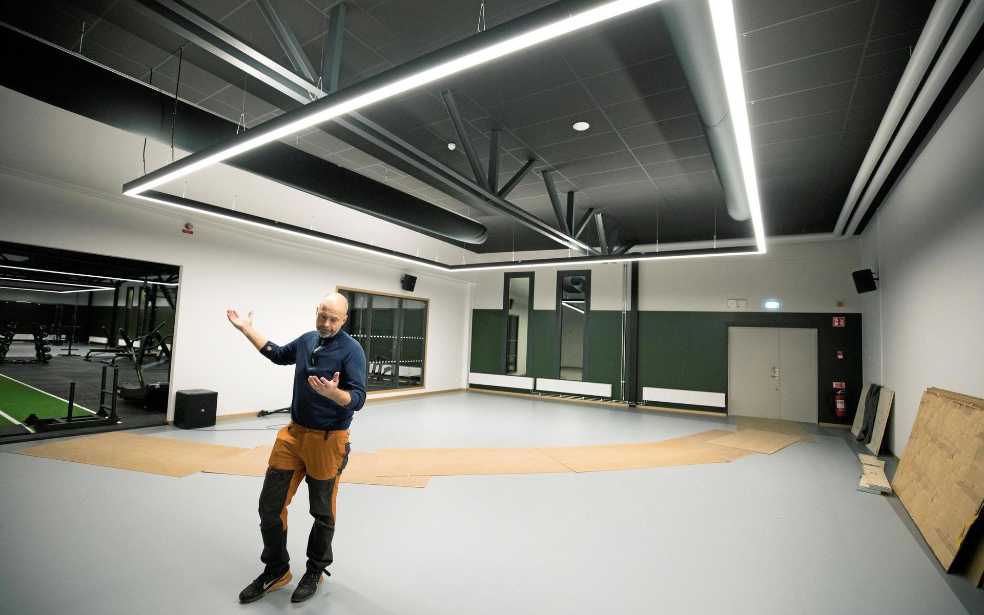 Niklas Liljeroth visar en av salarna intill gymmet. 