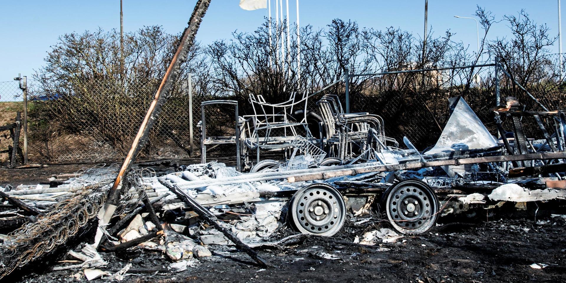 En husvagn blev totalförstörd efter branden natten till måndagen. Branden kan utredas som misstänkt mordbrand.