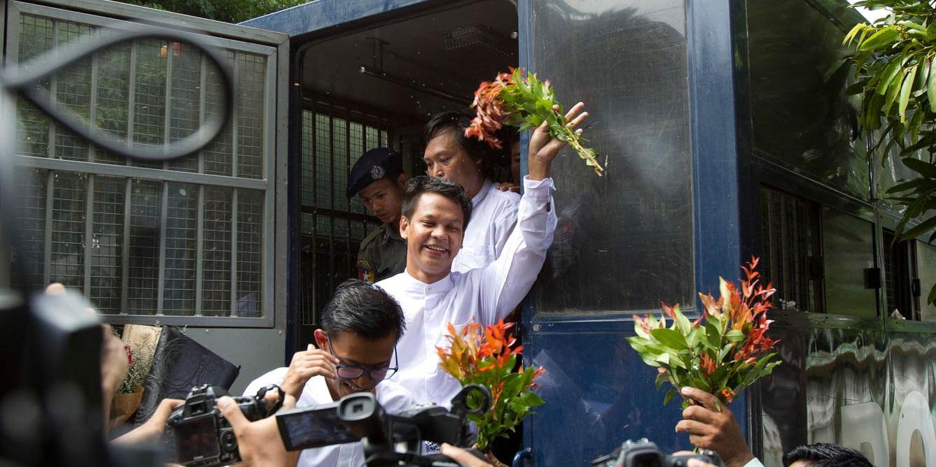 De anklagade journalisterna från mediebolaget Eleven Media Group vid ankomsten till domstolen i Rangoon i onsdags.