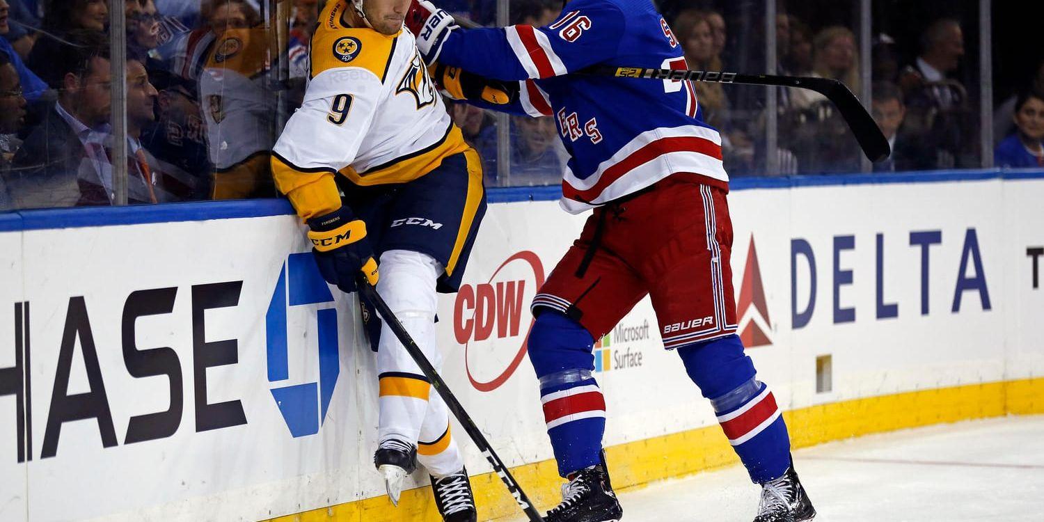 New York Rangers Brady Skjei försöker stoppa Nashvillestjärnan Filip Forsberg under mötet i New York.