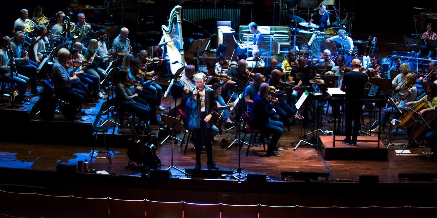 Radiosymfonikerna gör ofta konserter med gästartister. Här syns Anna Ternheim under en konsert med orkestern i september i år. Arkivbild.