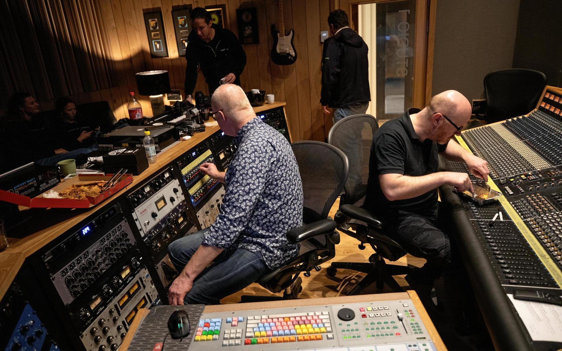 Recordias skapare Fredrik Larnemo (till höger) tog in en ännu mer erfaren ljudteknikern för att spela in uppträdanden till Varberg för Musikhjälpen: Åke Linton (känd för sitt samarbete med e.s.t.).