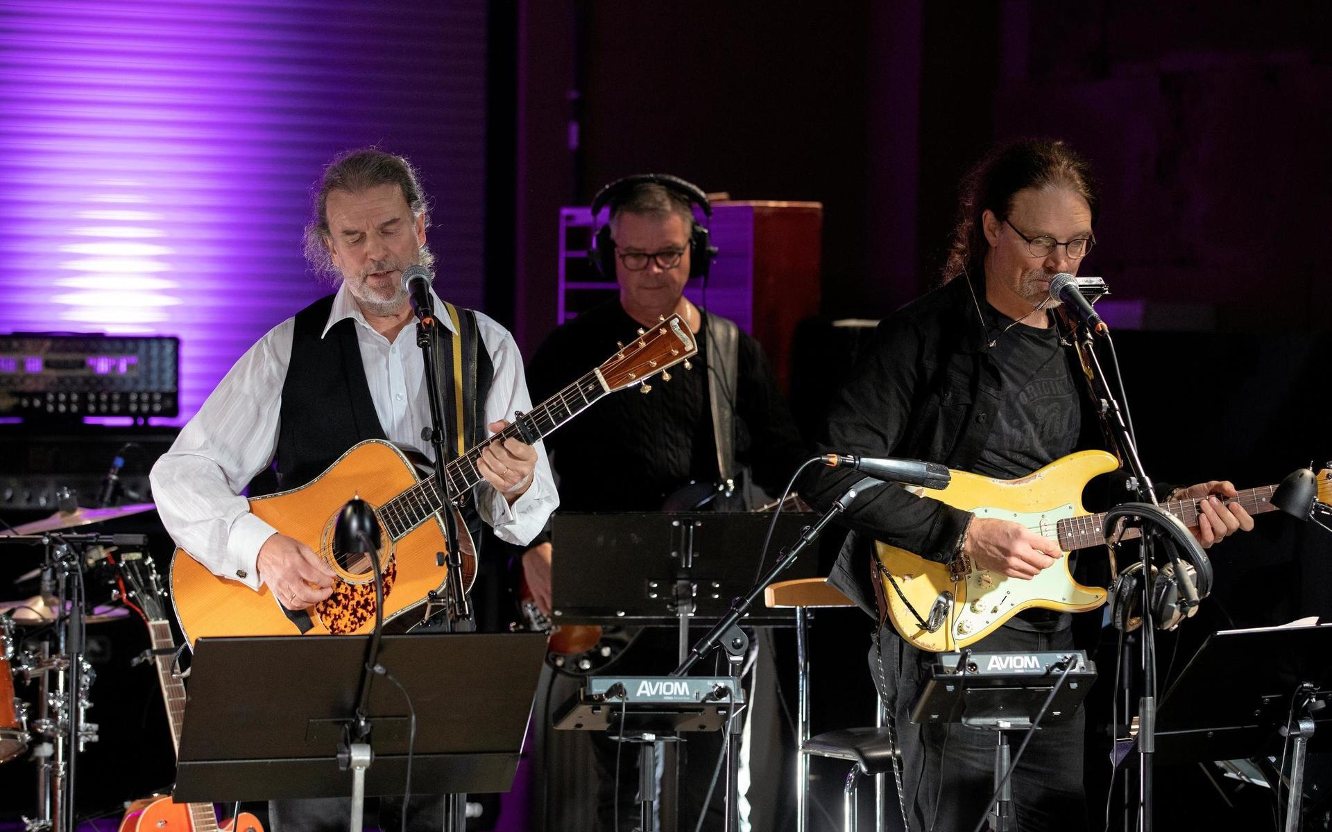 Calle Karlsson och två av hans medmusiker, Mikael Smedmalm (bas) och Tommy Fälth (gitarr). Låtarna visas på lördag den 19 december.