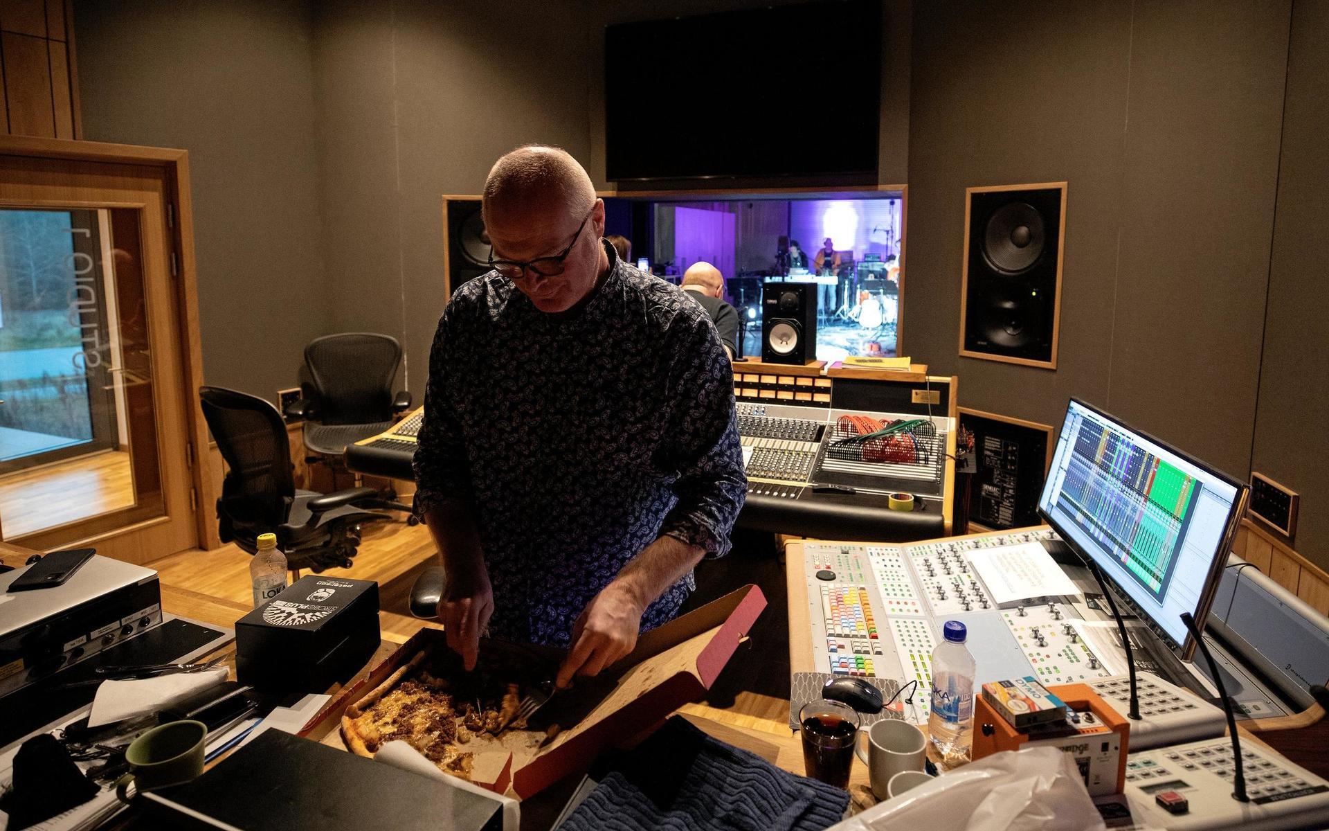 Åke Linton fyller på energin med en pizza i Recordias stora studio. Åke brukar hålla till på Studio Epidemin i Göteborg eller Svenska grammofonstudion i Mölndal och mixa ljudet i tv-konserter.