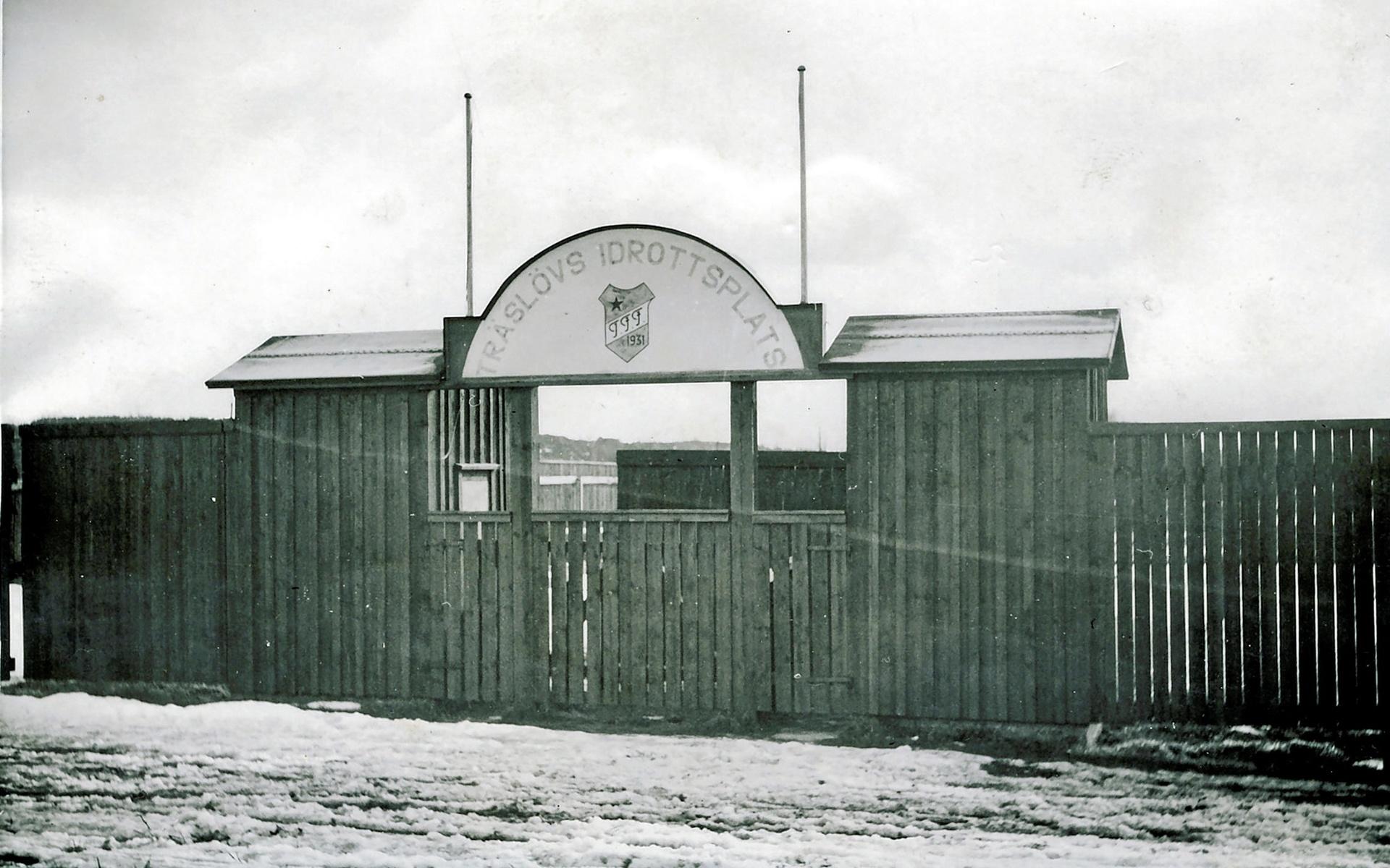Träslövs Idrottsplats låg på sjukhusområdet, ungefär när du kommer upp från cykeltunneln under Österängsvägen. Den användes 1938-68 innan Östervi invigdes i juli 1970. Den allra första fotbollsplanen låg vid Modigas, i närheten av kurvan vid vägen mot Havås.