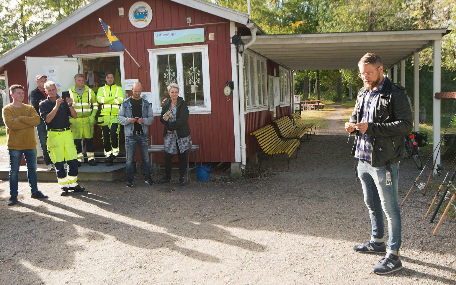 Samling vid stugan. Per Johansson (C), kultur och fritidsnämndens ordförande delade ut priser och avslutade fiskesäsongen.