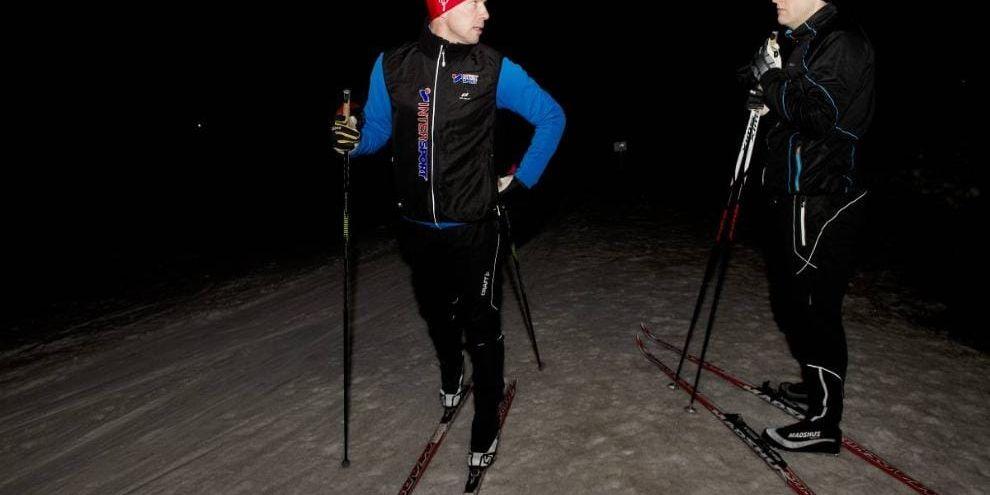 Tekniktips. Martin Siljegård (till vänster) vet hur man åker längdskidor, det har han gjort sedan barnsben. Rasmus Svensson började när han var 42, det vill säga i år. Om tre veckor ska han åka Vasaloppet.