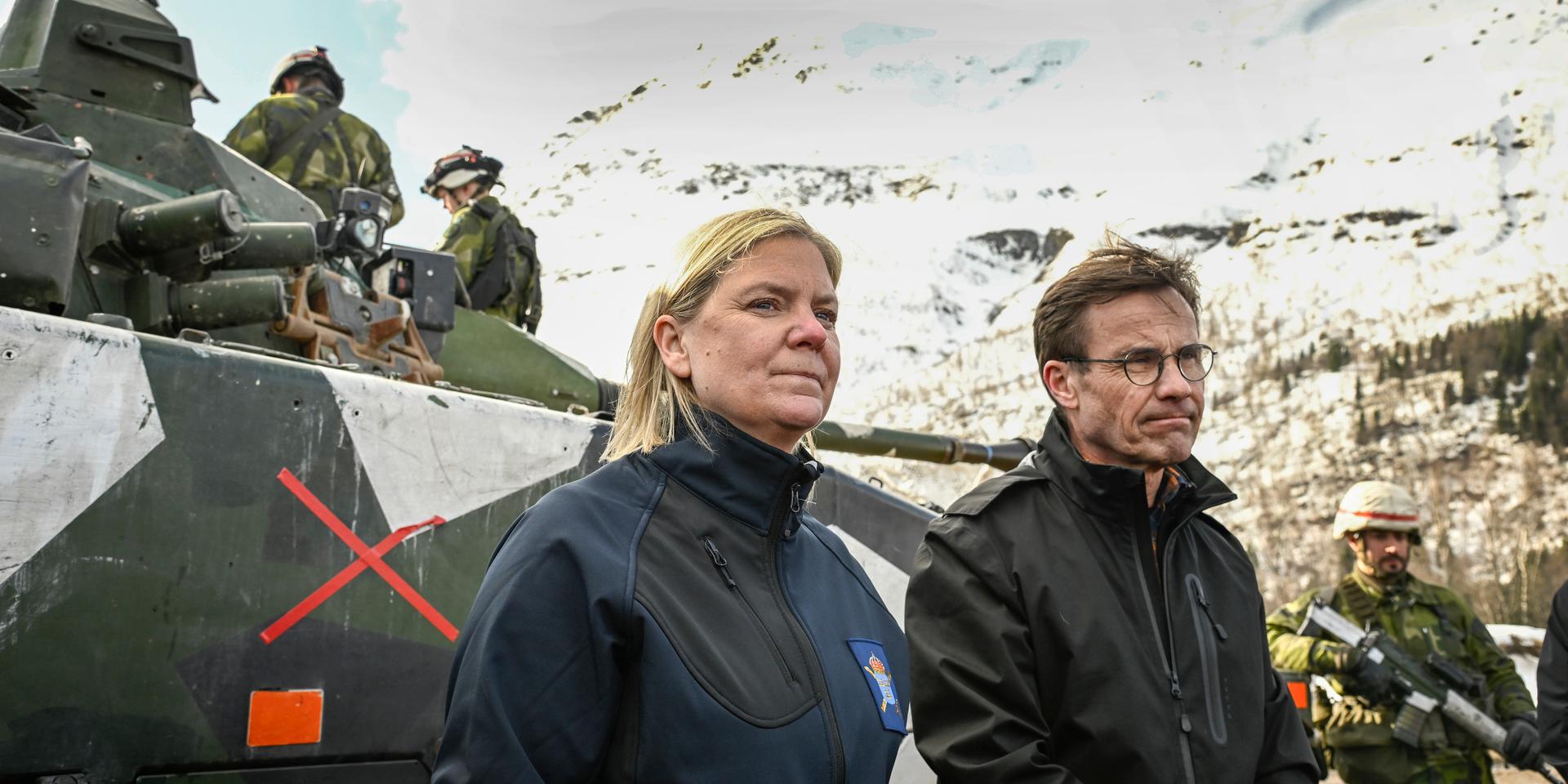 Statsminister Magdalena Andersson och Moderaternas partiledare Ulf Kristersson besökte militärövningen Cold Response utanför Narvik.