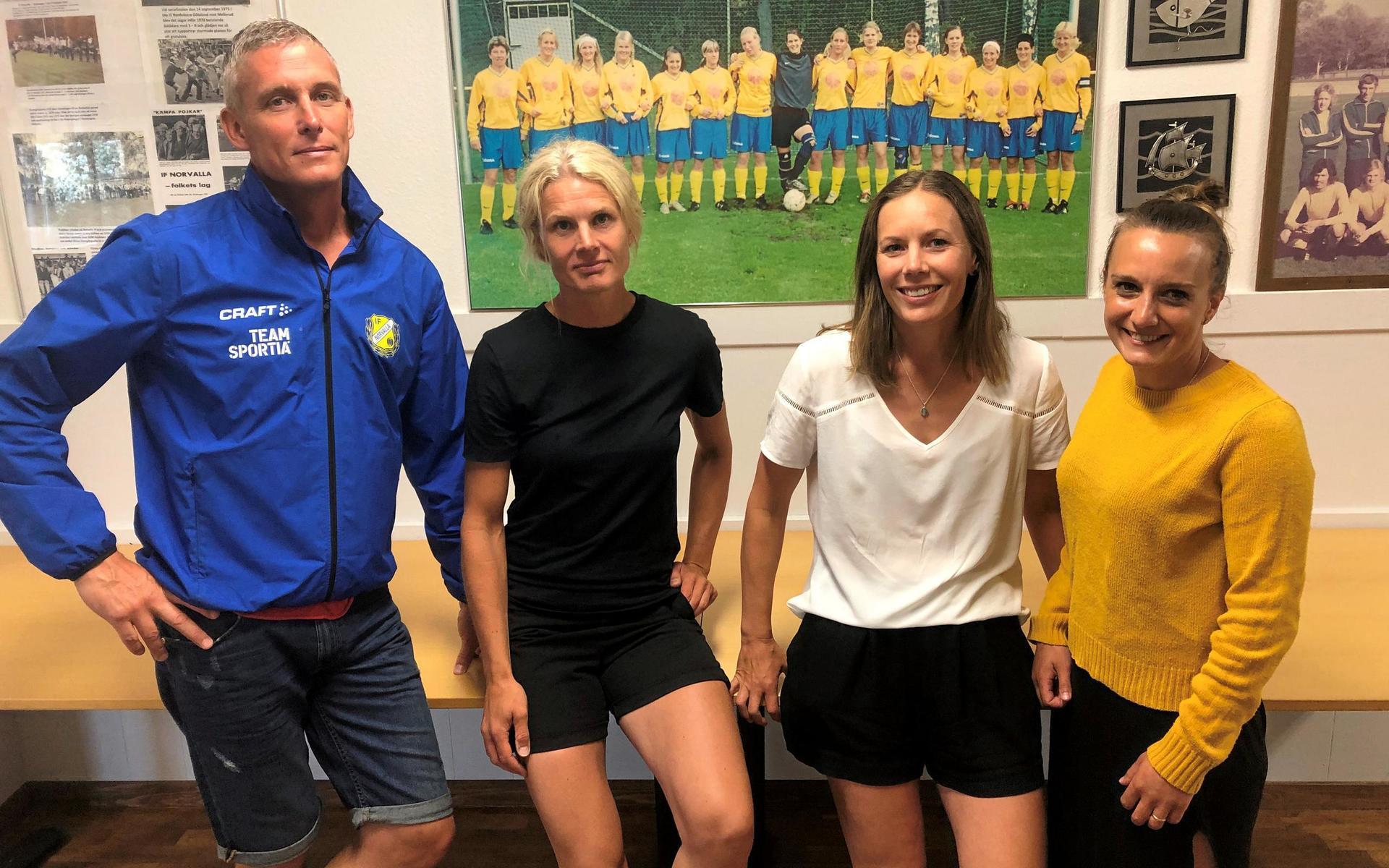 Delar av det gamla gänget samlat i IF Norvallas klubblokal. Från vänster: Niclas Olausson, Caroline Larsson, Cecilia Larsson och Camilla Otterdahl. 
