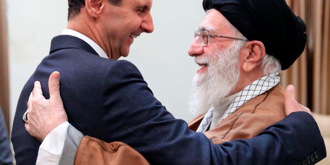 Syriens president Bashar al-Assad kramar om Irans högste ledare Ali Khamenei.