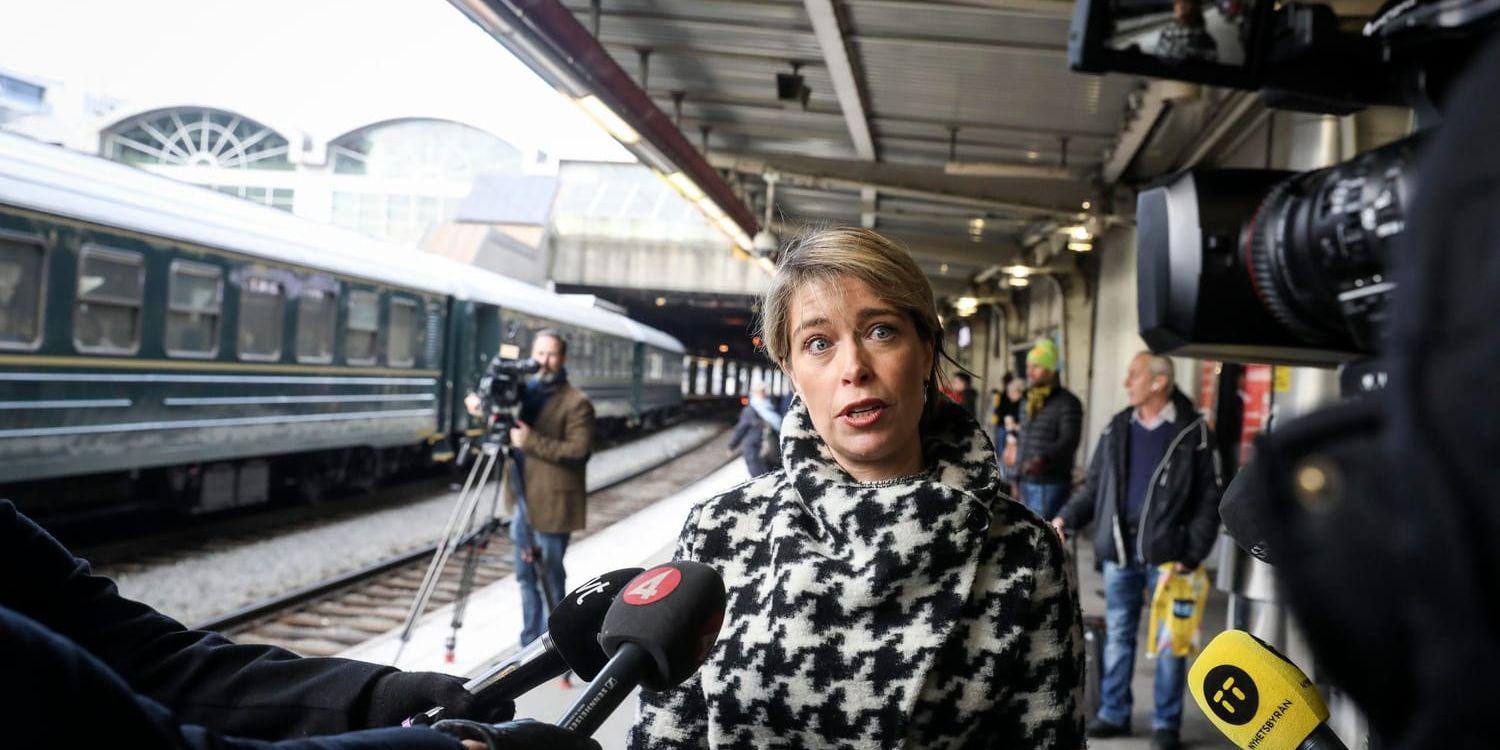 Socialminister Annika Strandhäll kommenterar regeringens förslag om rökförbud på uteserveringar och perronger.