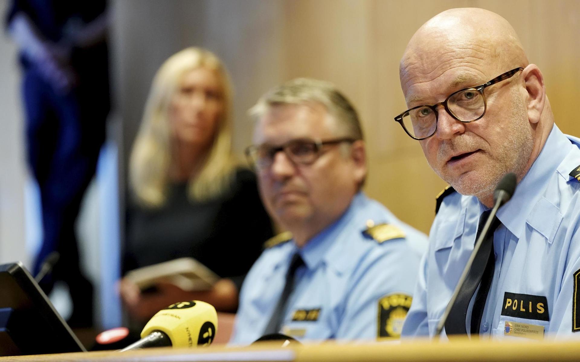 Regionpolischef Klas Johansson och polisområdeschef i Storgöteborg Erik Nord håller presskonferens om skjutningen där en polis dödades. 
