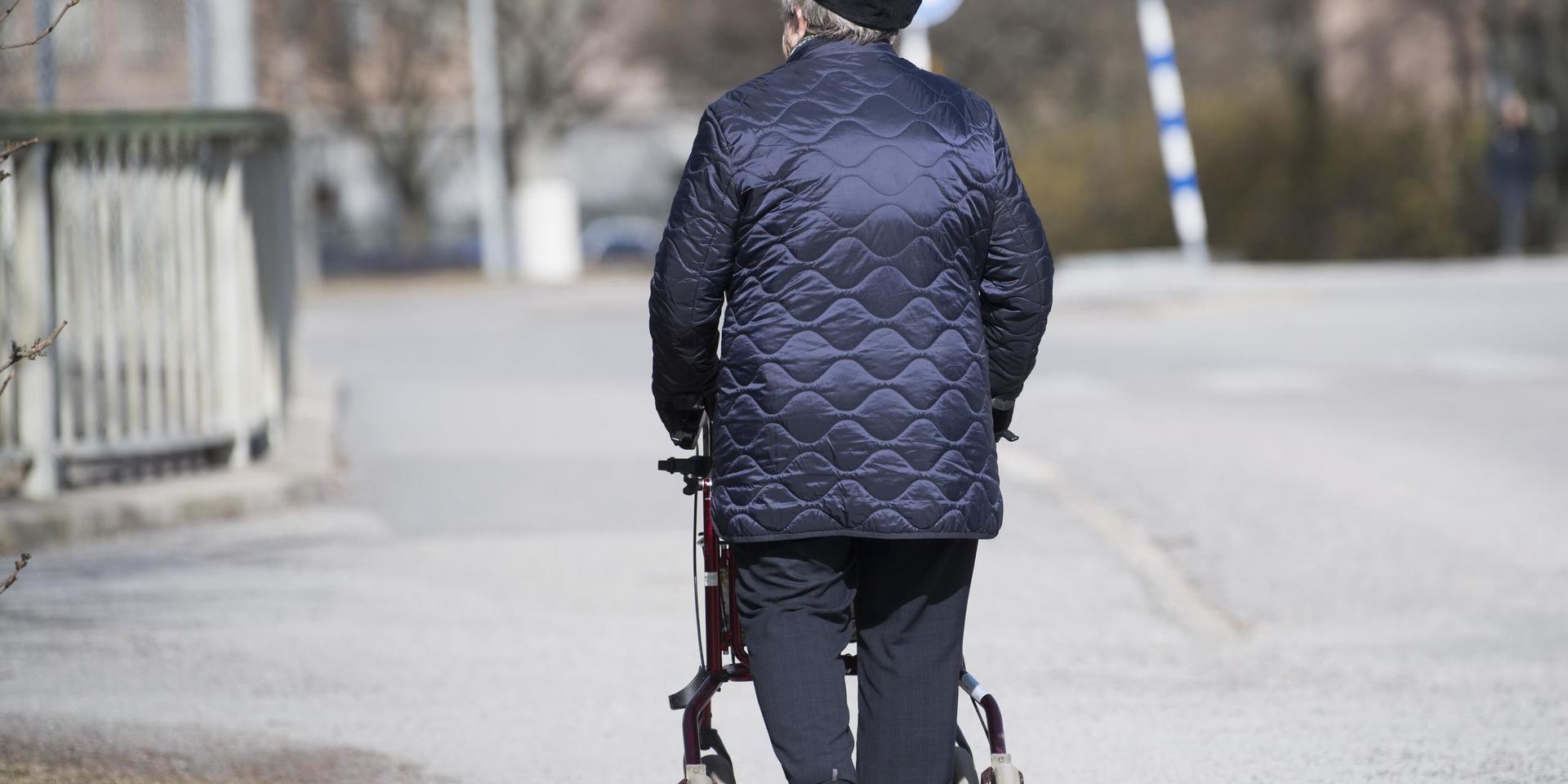 STOCKHOLM 20200402
En pensionär i riskgruppen äldre är ute på promenad med rullatorn.
Foto Fredrik Sandberg / TT kod 10080