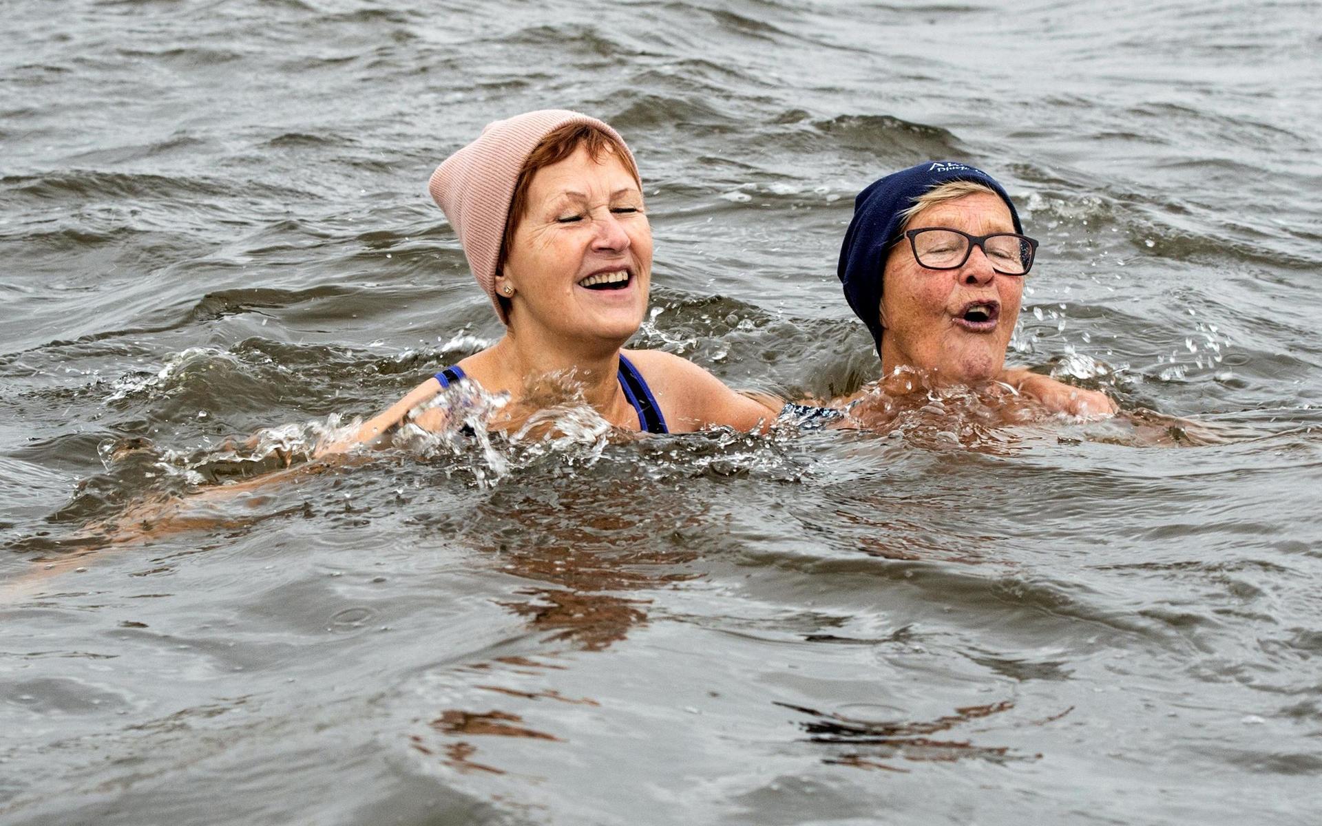 Majbritt och Annika badar i havet varje dag