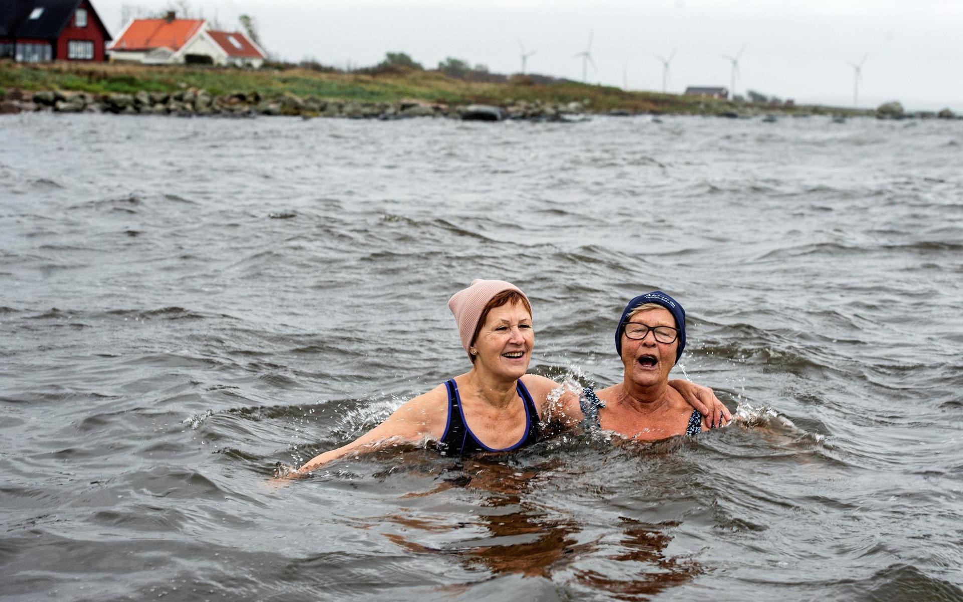 Majbritt och Annika badar i havet varje dag