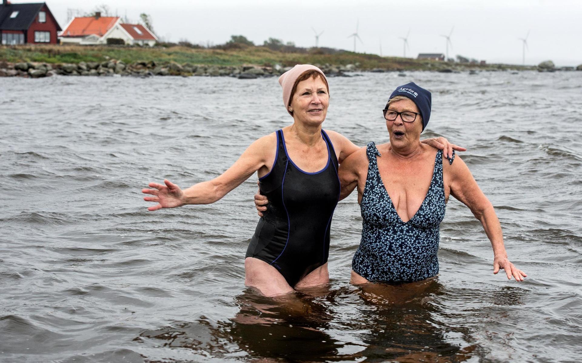 Annika Backman och Maj-Britt Cronqvist har blivit beroende av att bada i havet varje dag.