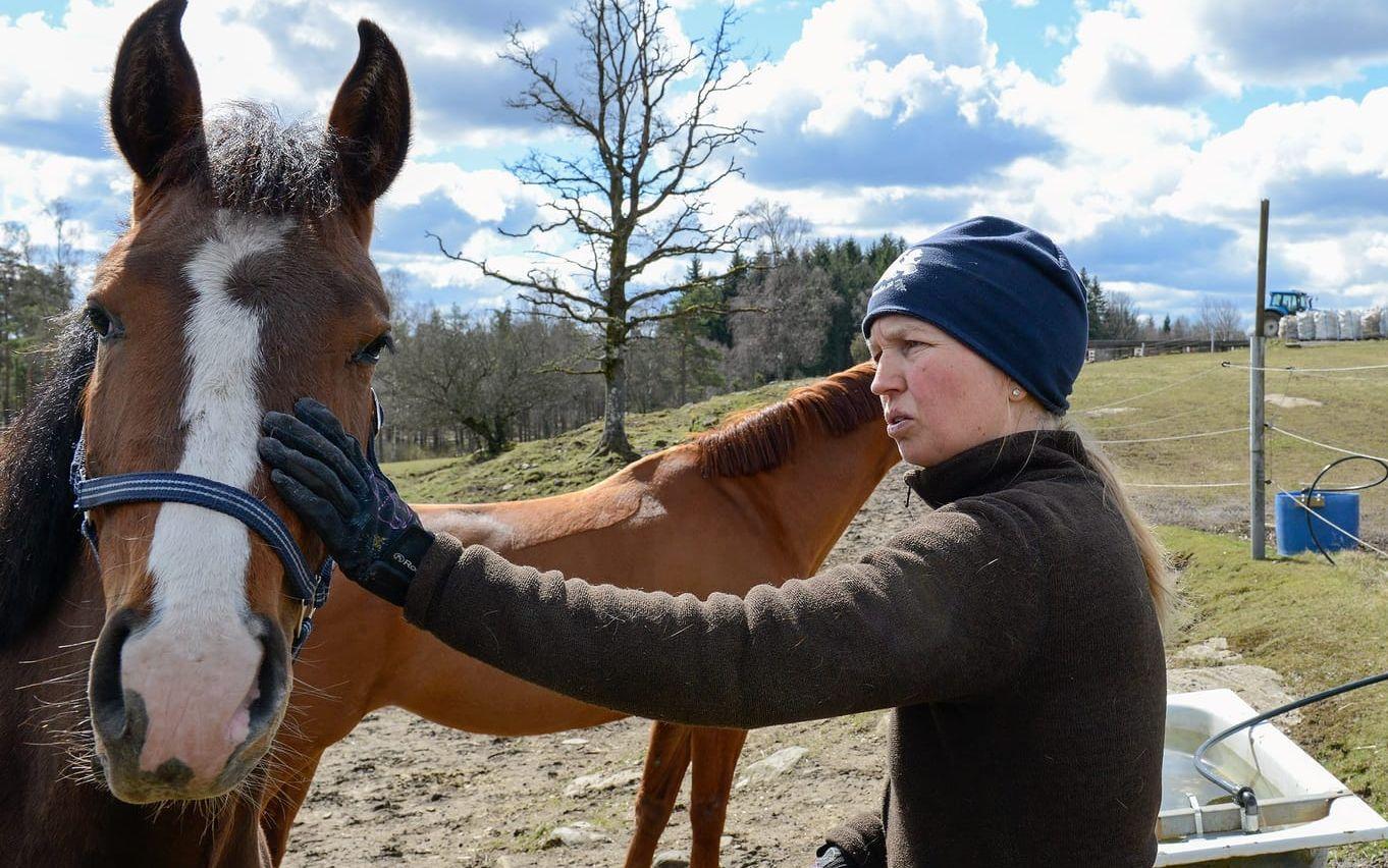 Emelie Andersson driver hästgård i Maa tillsammans med systern Olivia Lindberg.