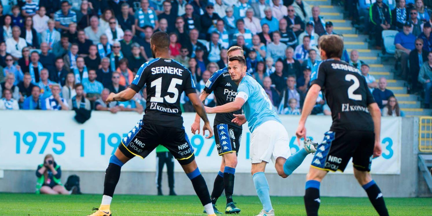 Markus Rosenbeg (ljusblått) missade en chipstraff och gjorde ett av målen när Malmö kryssade (2–2) mot ett decimerat IFK Göteborg.
