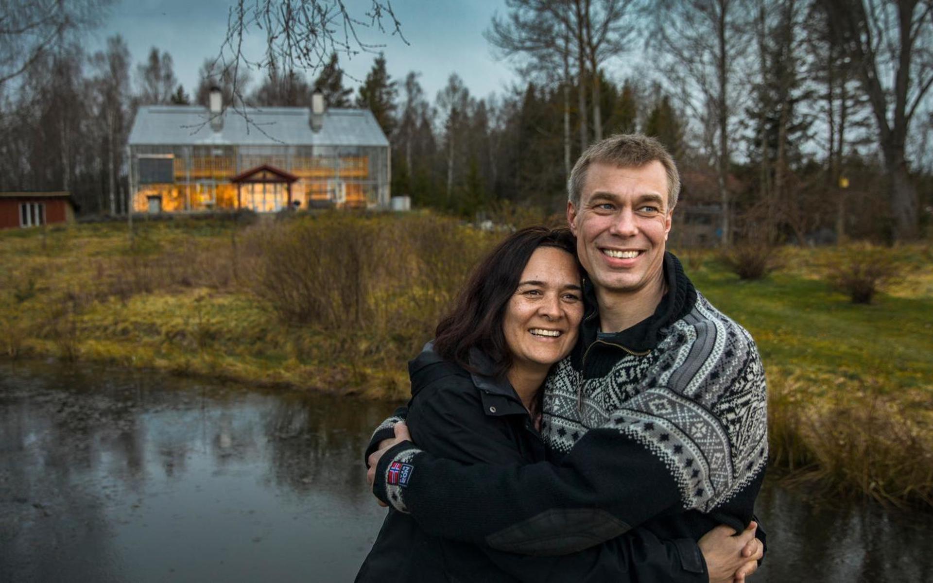 Anders och Rosemary Solvarm bor tillsammans med sina tonårsbarn i huset i Vänersborg. 