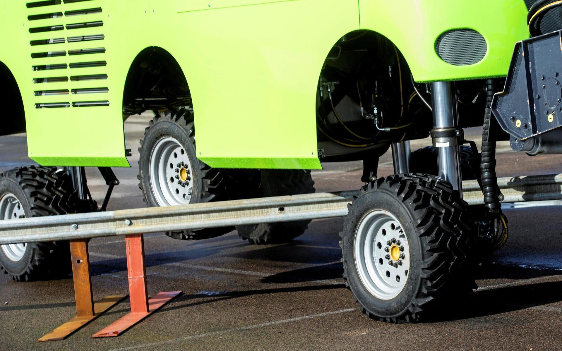 Med hjälp av hydraulkraft lyfts hjulen över hindren. Fordonet kan också gå i sidled - som en krabba.