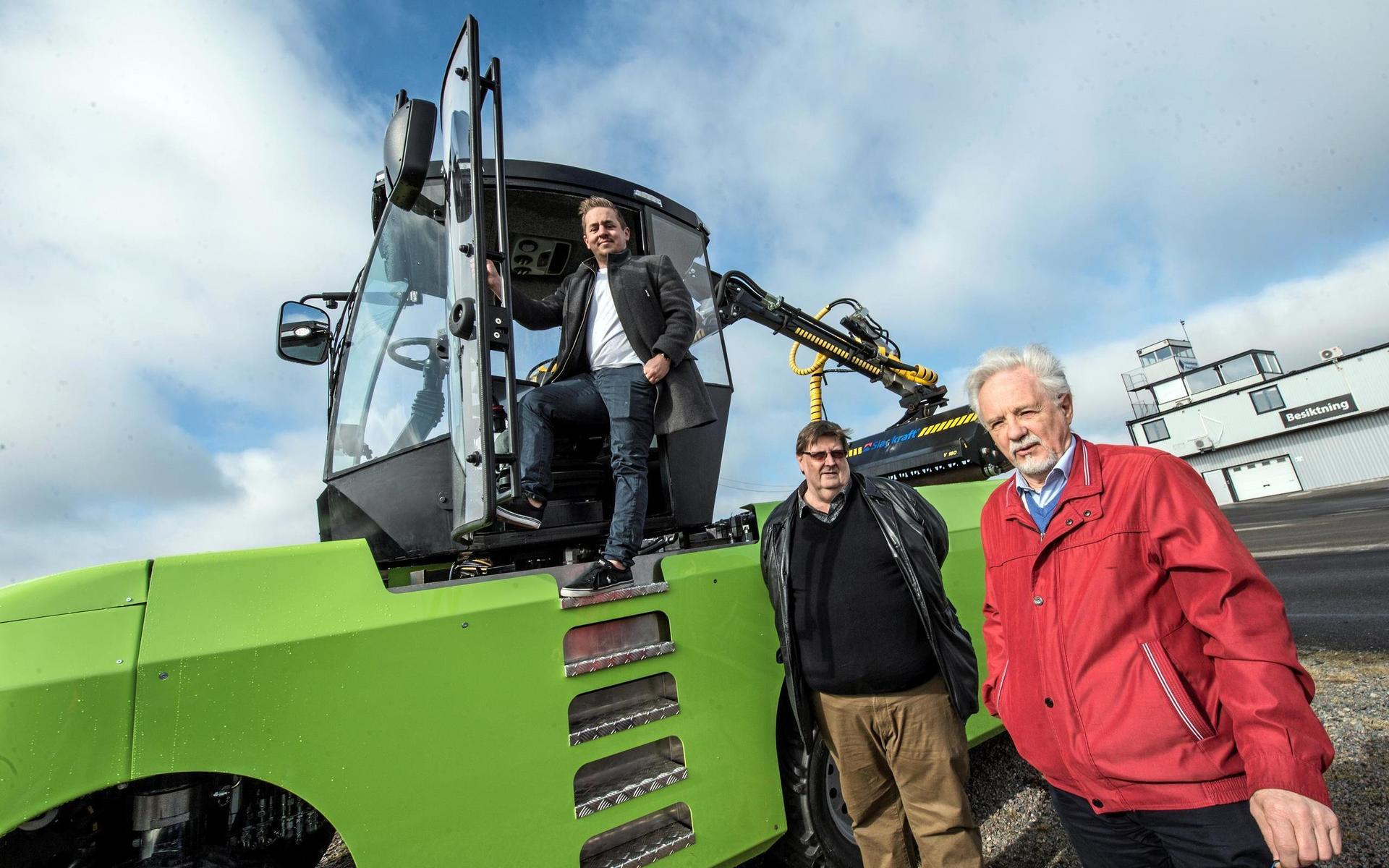 Oscar Jonasson, Wiktor Andersson och Arne Henriksson är några av investerarna i det nya terränggående fordonet som byggts i Falkenberg. ”En fantastisk maskin som räddar liv”, säger Wiktor Andersson.