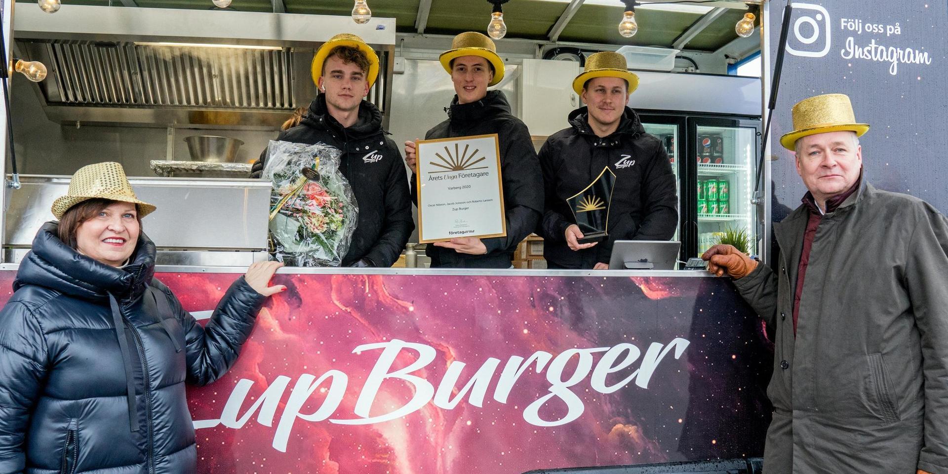 Zup Burger är Årets unga företagare. Jacob Johnson, Roberto Larsson och Oscar Nilsson får priset av Louise Lejestrand från Företagarna och Bo Liljegren, vd för Varbergs sparbank.